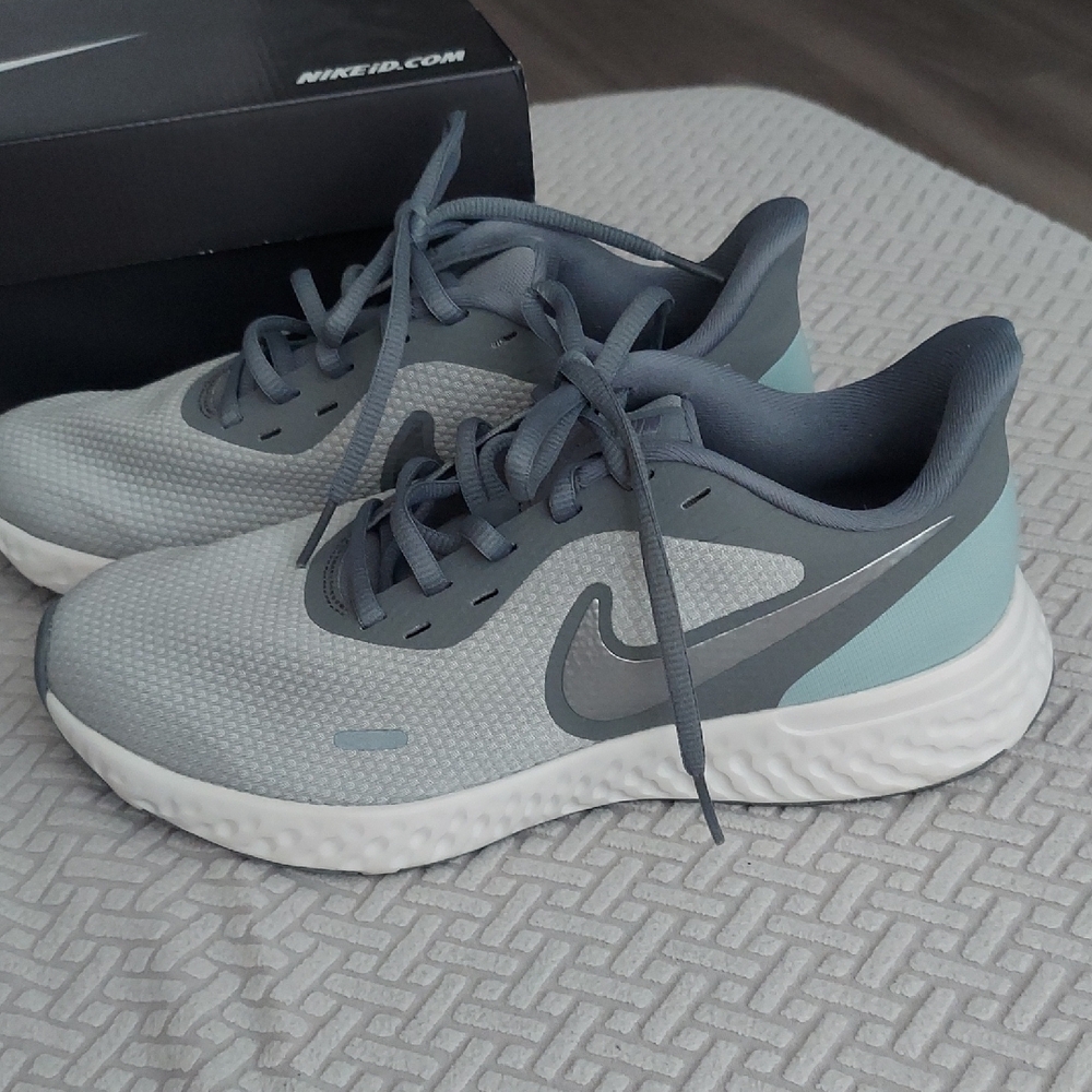 Nike Revolution 5 - Light Gray and Light Blue Sneakers